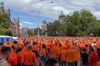 Oranje-Wahnsinn! Irrer Fanmarsch durch Hamburg