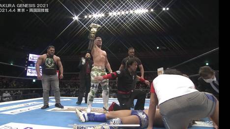 Der neue IWGP World Heavyweight Champion Will Ospreay feiert seinen Titelgewinn während Kota Ibushi geschlagen auf dem Boden liegt
