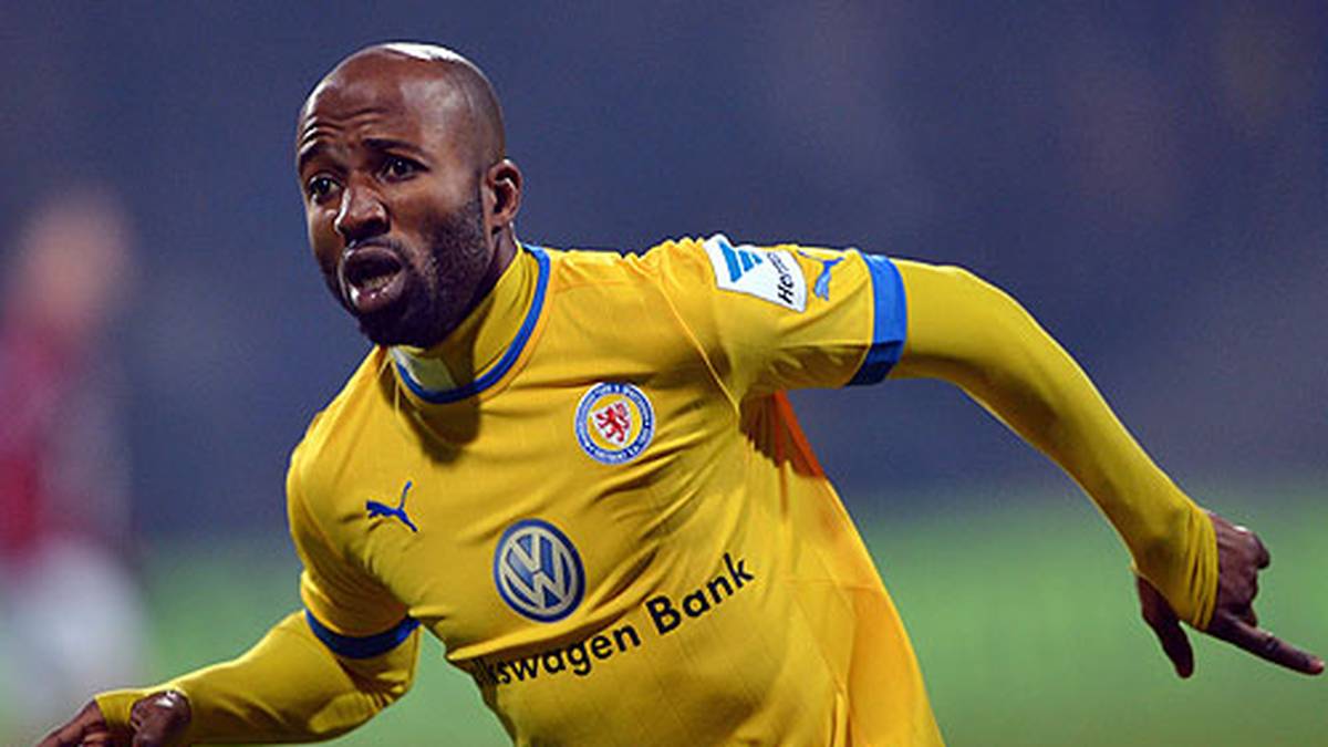Mit 19 Treffern hatte Domi Kumbela nicht nur gehörigen Anteil am Aufstieg von Eintracht Braunschweig. Zugleich sicherte sich der Kongolese 2013 auch die Torjäger-Krone in der Zweiten Liga. 