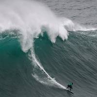 Eine Drohnen-Messung seines waghalsigen Ritts vor dem portugiesischen Nazare lässt Big-Wave-Surfer Sebastian Steudtner auf eine Bestmarke hoffen.