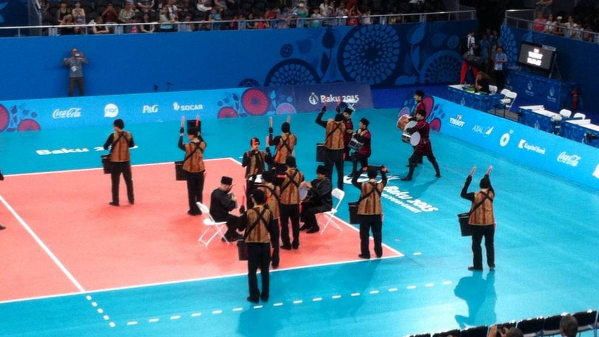 Mit einem großen Trommelwirbel werden die Zuschauer auf das Volleyball-Halbfinale zwischen Deutschland und Russland heiß gemacht