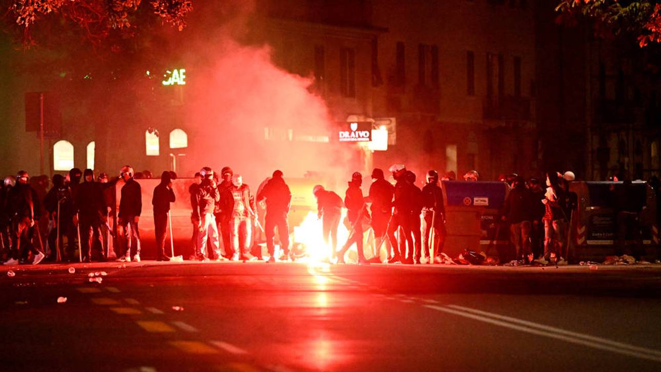 Fans von Sampdoria bei Krawallen vor dem Derby gegen den FC Genua