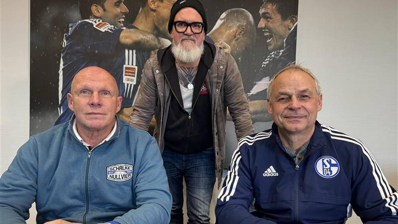 SPORT1-Reporter Reinhard Franke (Mitte) mit den Schalke-Legenden Dietmar Schacht (l.) und Olaf Thon (r.) 