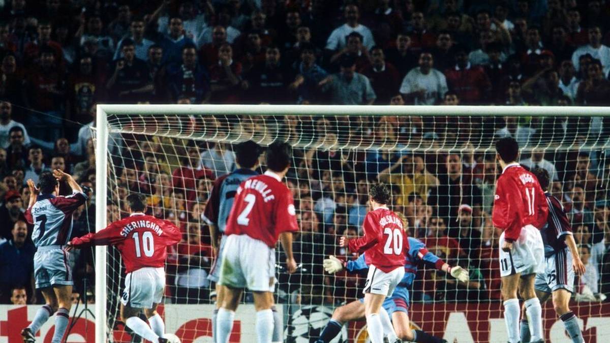 Teddy Sheringham (2.v.li., ManU) erzielt den 1:1 Ausgleichstreffer im Finale der Champions League 1999 gegen den FC Bayern