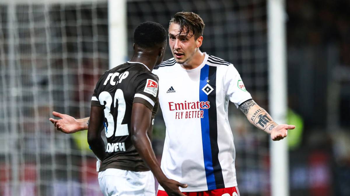 Adrian Fein (r.) hat beim Hamburger SV in dieser Saison noch keine einzige Pflichtspielminute verpasst
