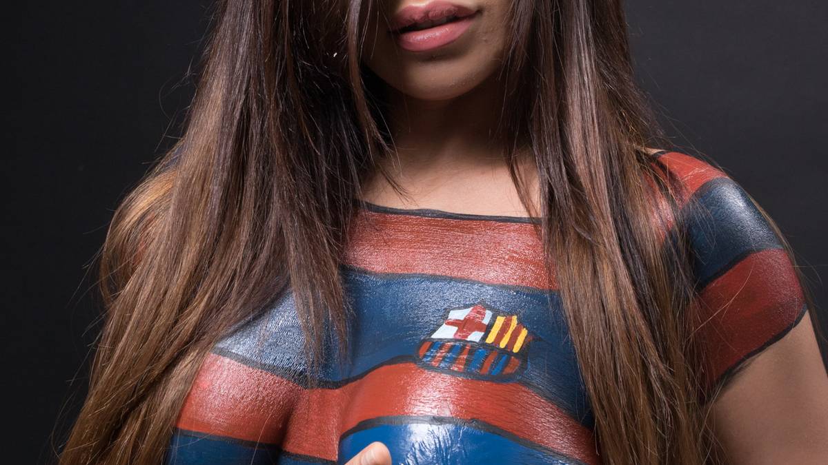 Sie liebt Fußball, vergöttert Lionel Messi und posiert gerne mit wenig Stoff und ganz viel Haut vor der Kamera