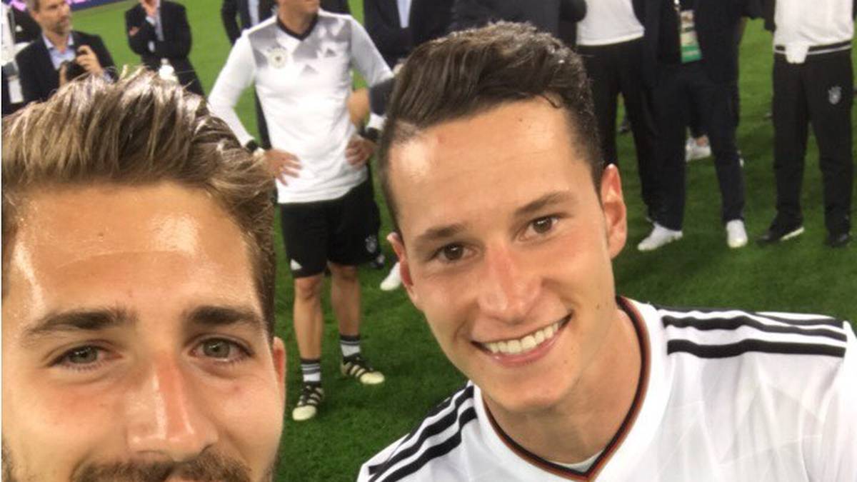 Von Kapitän Julian Draxler (r.) gibt es für Fotograf Trapp zwei Daumen nach oben