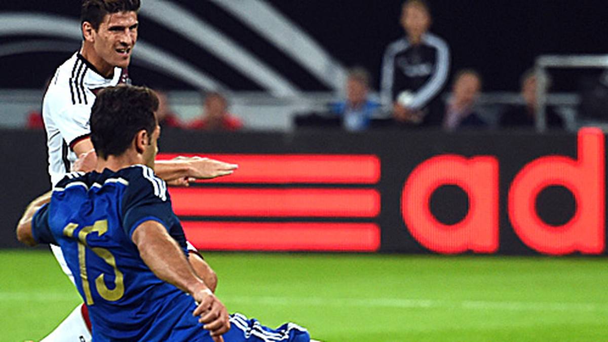 Mindestens genauso erwähnenswert allerdings - das völlig missratene Comeback von Mario Gomez. Der Stürmer vergibt gleich mehrere Großchancen