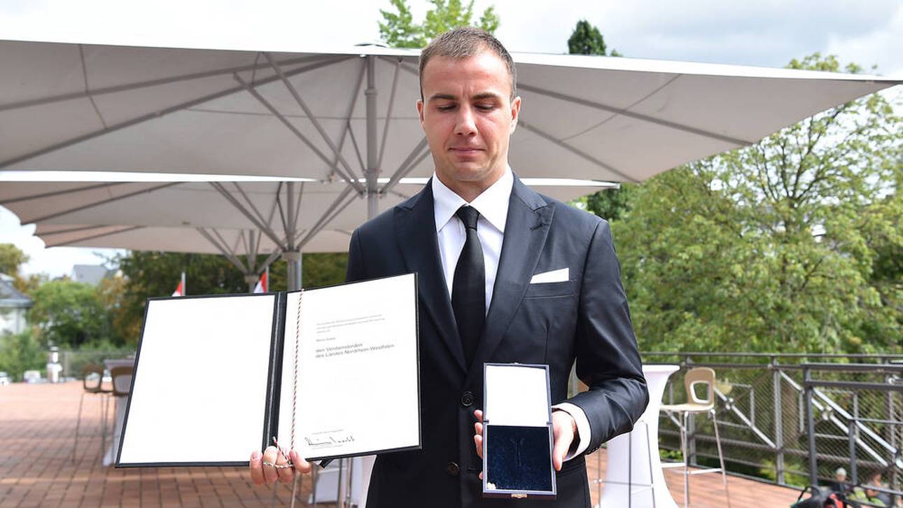 Götze lässt bei Ehrung Orden fallen