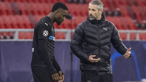Sieben Spiele nacheinander verloren. Wie soll Gladbach aus der Krise kommen? Nun sind die Spieler in der Pflicht, dem Trainer zu helfen.