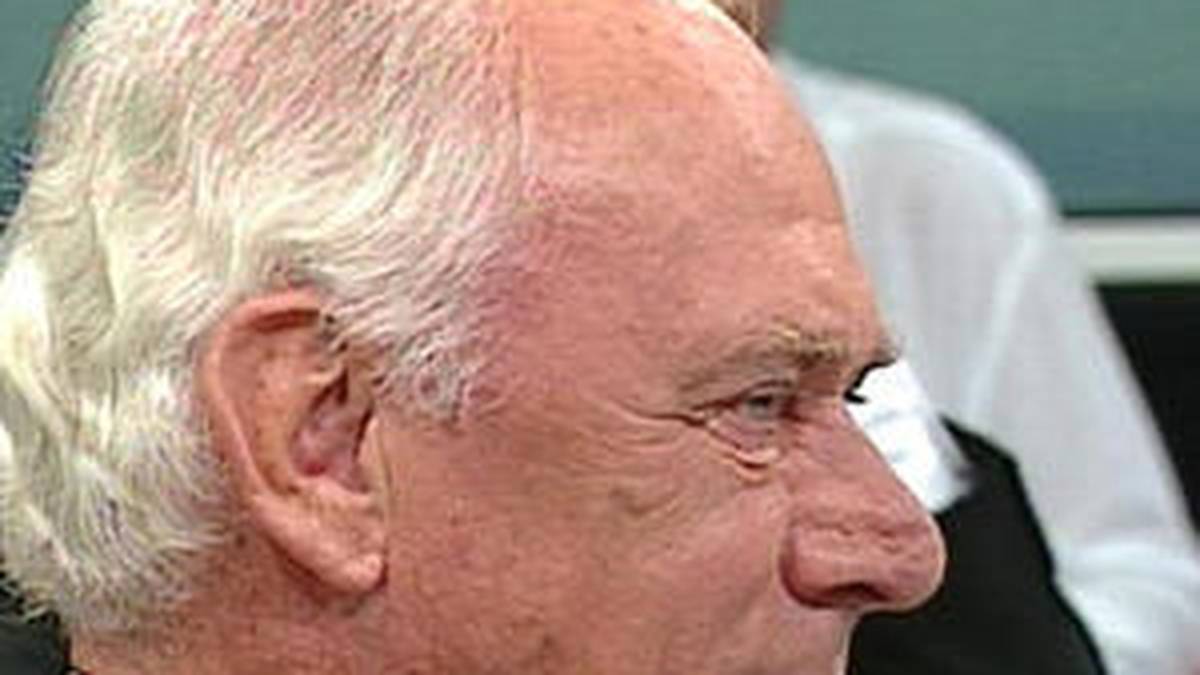 Udo Lattek: "Im Kölner Stadion ist immer so eine super Stimmung, da stört eigentlich nur die Mannschaft." - Lattek wurde dafür mit dem "Fußball-Spruch des Jahres 2010" ausgezeichnet