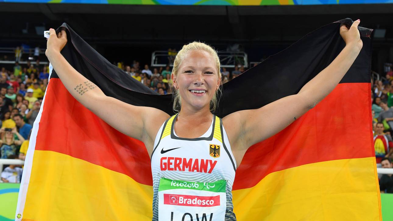 Low lässt sich Coach-Tattoo stechen