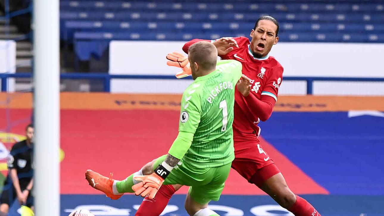 Der Moment des Unheils: Virgil van Dijk (r.) wird von Jordan Pickford abgeräumt.