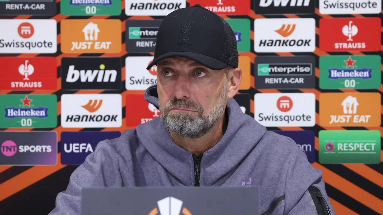 FC Liverpool: Trainer Jürgen Klopp auf Pressekonferenz von Geräusch abgelenkt