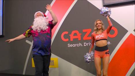 Ricky Evans läuft in seinem Auftaktmatch gegen Fallon Sherrock als Weihnachtsmann auf die Bühne. Seine Kontrahentin bleibt beim Altbewährten.