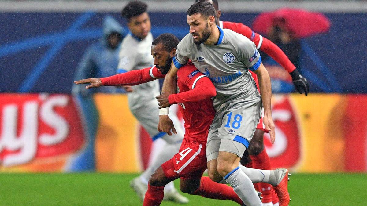 DANIEL CALIGIURI: Wie schon gegen Mainz setzte Tedesco auch in Moskau vorwiegend auf eine Viererkette, den Part rechts hinten übernahm der gelernte Mittelfeldspieler. Mit zunehmender Dauer fand er immer besser in seine Rolle - SPORT1-Note: 3