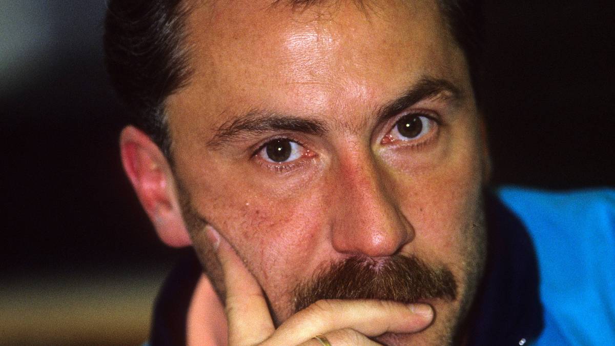 WOLFRAM WUTTKE: Günter Netzer bezeichnete Wolfram "Wutti" Wuttke einst als "eines der größten deutschen Fußballtalente aller Zeiten". Der Ex-Spielmacher von Schalke und dem FCK wurde vor allem wegen seiner Außenristpässe bekannt. Nach der Karriere bekam Wuttke aber keinen Fuß auf den Boden. Er erkrankte an Brustkrebs, seine Frau ließ sich scheiden und sein Sportgeschäft ging Konkurs. Anfang März 2015 starb Wuttke nach einem Multiorganversagen als Folge einer Leberzirrhose