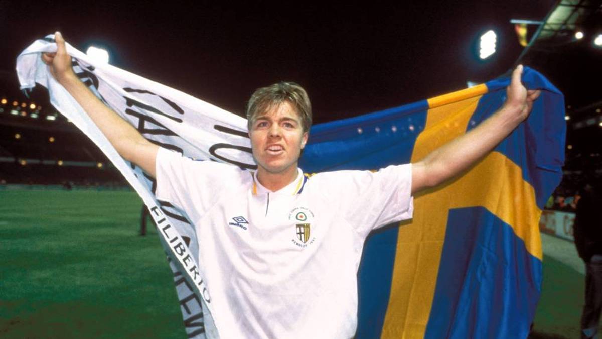 Tomas Brolin (Parma) feiert den Europacupsieg mit der schwedischen Nationalfahne 