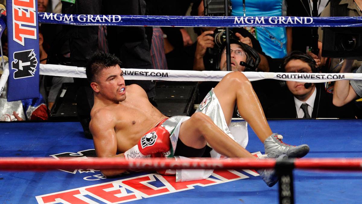 Mayweather nutzt schamlos aus, dass sich Ortiz nach einem unfairen Kopfstoß bei ihm entschuldigt und schlägt den ungedeckten Gegner nieder. Der Ringrichter übersieht die Unsportlichkeit und zählt Ortiz aus