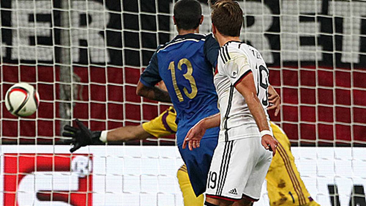 MARIO GÖTZE (ab 56.): Der WM-Held kam zu einem undankbaren Zeitpunkt in das Spiel. Ließ aber sein Können einige Male aufblitzen. Traf zudem zum 2:4. SPORT1-NOTE: 2,5 
                  
                  
                  