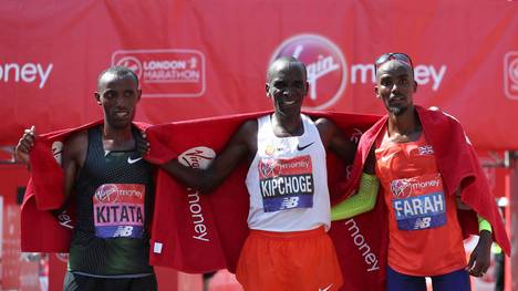 Eliud Kipchoge (M.) siegte beim London-Marathon vor Mo Farah (r.)