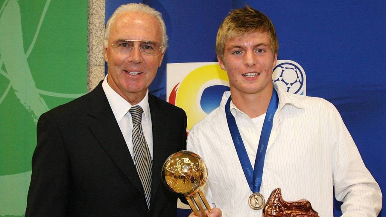Franz Beckenbauer (l.) ehrt Toni Kroos (r.) nach der U17-WM 2007 zum besten Spieler 