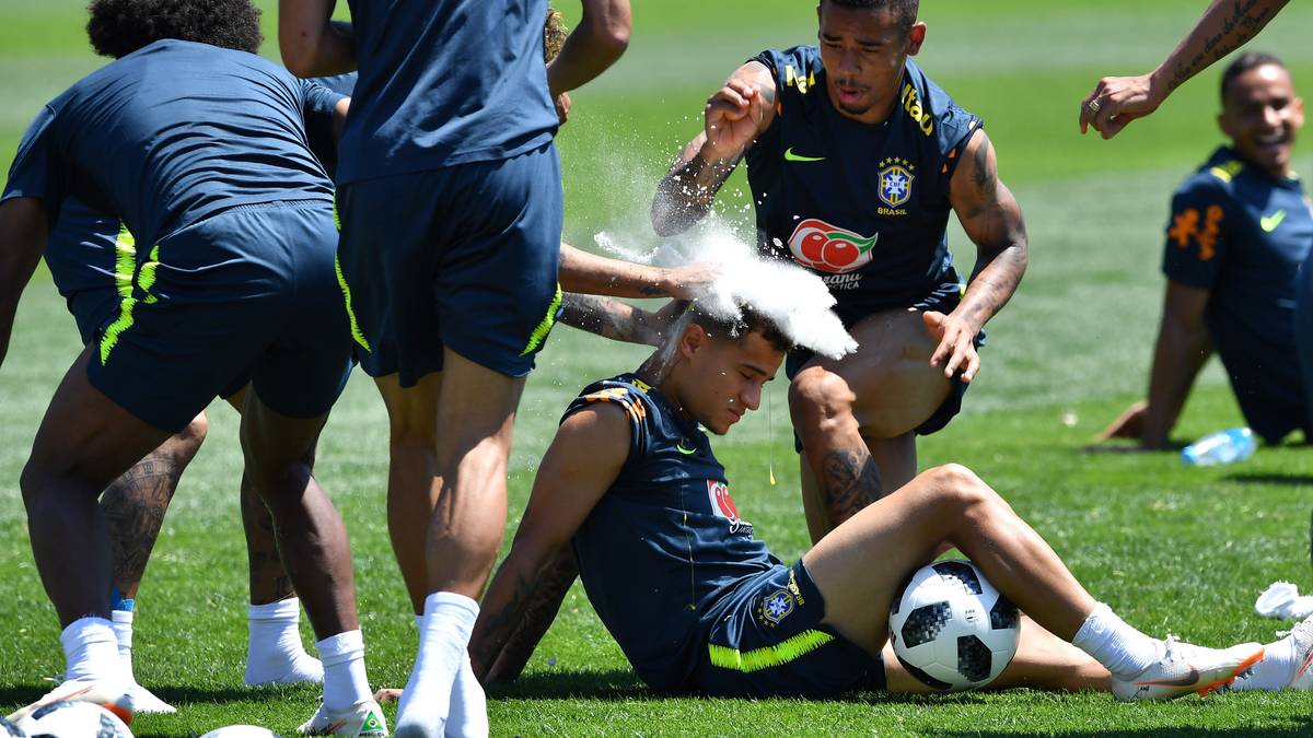 Wenig später gehen sie auf den Star des FC Barcelona los. Coutinho wird von allen Seiten mit Eiern beworfen und mit Mehl eingestäubt