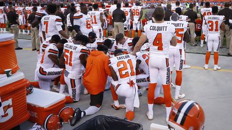 Zwölf Spieler der Cleveland Browns knien bei der Nationalhymne