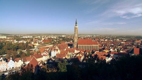 Was wird mich auf meiner Reise erwarten? Als Globetrotter verschlug es mich bereits bis in den Fernen Osten. Und nun: Niederbayern. Mein Name ist Andreas Pröve, sitze seit mehr als 30 Jahren im Rollstuhl und werde mich von Niederbayern überraschen lassen: malerische Landschaften, imposante Architektur und beeindruckende Menschen. Passau, Landshut, Straubing, das Kloster Weltenburg - Orte, die mir viele spannende Geschichten erzählen werden, aber die auch Barrieren für mich bereithalten. Werde ich daran scheitern oder über meine Grenzen gehen müssen? Eine weitere Folge aus der Reihe Grenzenlos, die Ihnen barrierefreie Ferienmöglichkeiten vorstellen: Bayerische Natur, bayerische Kultur - barrierefrei. Diesmal in Niederbayern!