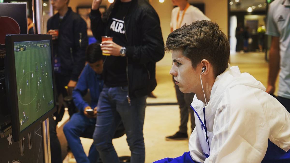 Idealz' Schalker Kollege Tim Latka hat ebenfalls ein goldenes Händchen für die Weekend-League. Genau wie Idealz konnte er 119 Mal gewinnen. Da er auf der Xbox spielt, bringt ihm das allerdings sogar den zweiten Platz in der Bestenliste ein.