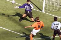 Am 4. Juli 1998 erzielt Dennis Bergkamp eines der schönsten Tore der WM-Geschichte. Mit drei Ballkontakten macht er sich gegen Argentinien unsterblich. 26 Jahre später erinnert SPORT1 an die Sternstunde des Niederländers.