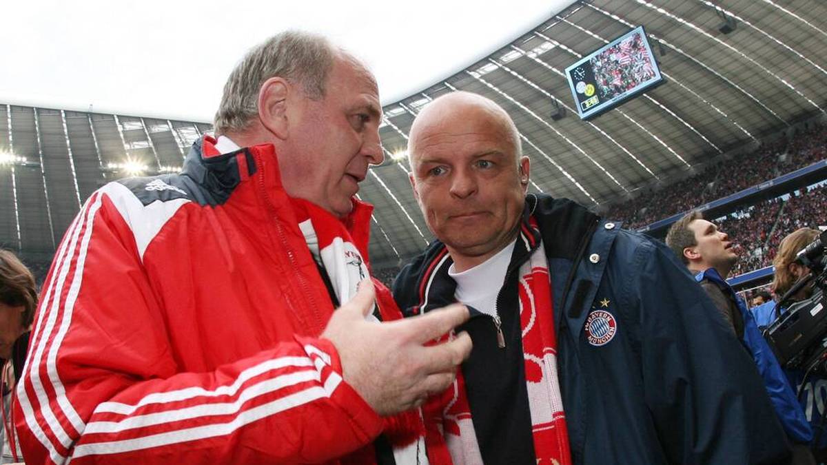 Der damalige Manager Uli Hoeneß (li.) im Gespräch mit Stadionsprecher Stephan Lehmann