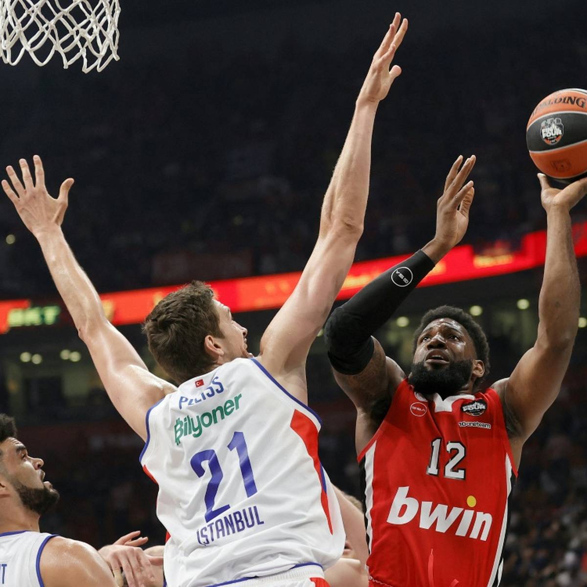 Der deutsche Basketball-Nationalspieler Tibor Pleiß greift mit Titelverteidiger Anadolu Istanbul nach dem erneuten Triumph in der EuroLeague.
