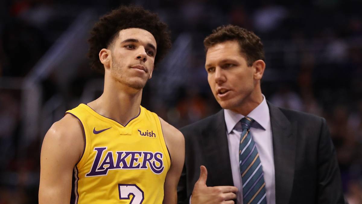 Anschließend zeigte das Top-Talent aber immer wieder Schwächen. Gerade die Wurfquote ließ doch zu wünschen übrig. Der damalige Lakers-Coach Luke Walton (rechts) hatte noch jede Menge Gesprächsbedarf