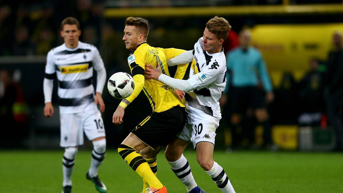 In der zweiten Hälfte bestimmen die Dortmunder das Spiel eindeutig. Vor allem Marco Reus, der in dieser Saison sein erstes Ligaspiel von Beginn an macht, dreht jetzt mächtig auf. Er trifft mit der Hacke, doch das Tor wird wegen Abseits nicht gegeben