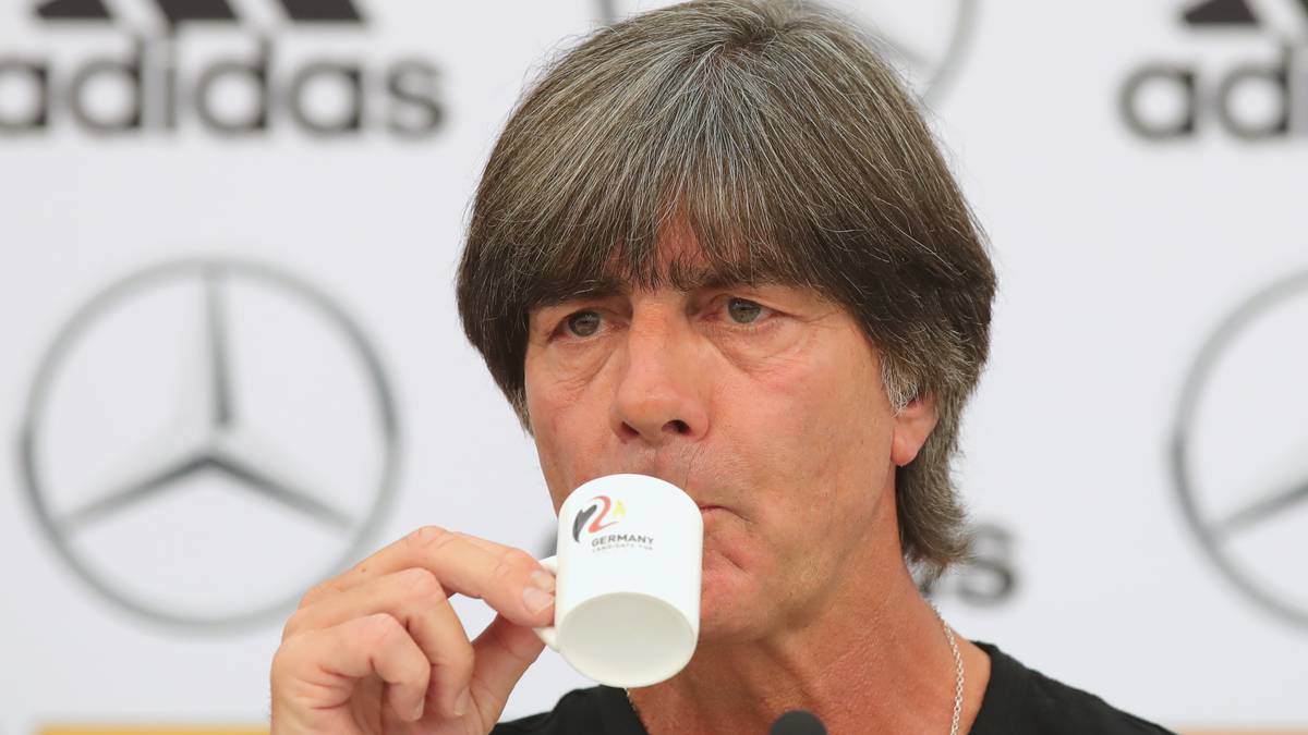 "Er ist vielleicht in den Spielen der Nationalmannschaft noch nicht so ganz angekommen", erklärt der Bundestrainer. An Auftreten und Einstellung des Offensivspielers habe er allerdings nichts auszusetzen gehabt: "Abseits des Platzes gab es gar nichts, wirklich. Leroy hat sich sehr korrekt und gut verhalten." Bei der WM muss er trotzdem zuschauen...