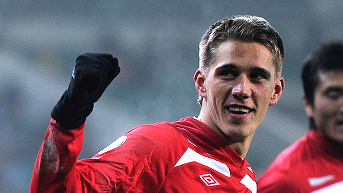 Nils Petersen holt sich 2010/2011 die Torjägerkrone. Stolze 25 Treffer erzielt der 22-jährige Angreifer für Energie Cottbus. Das imponiert auch dem FC Bayern München, der sich vorübergehend die Dienste des Stürmers sichert