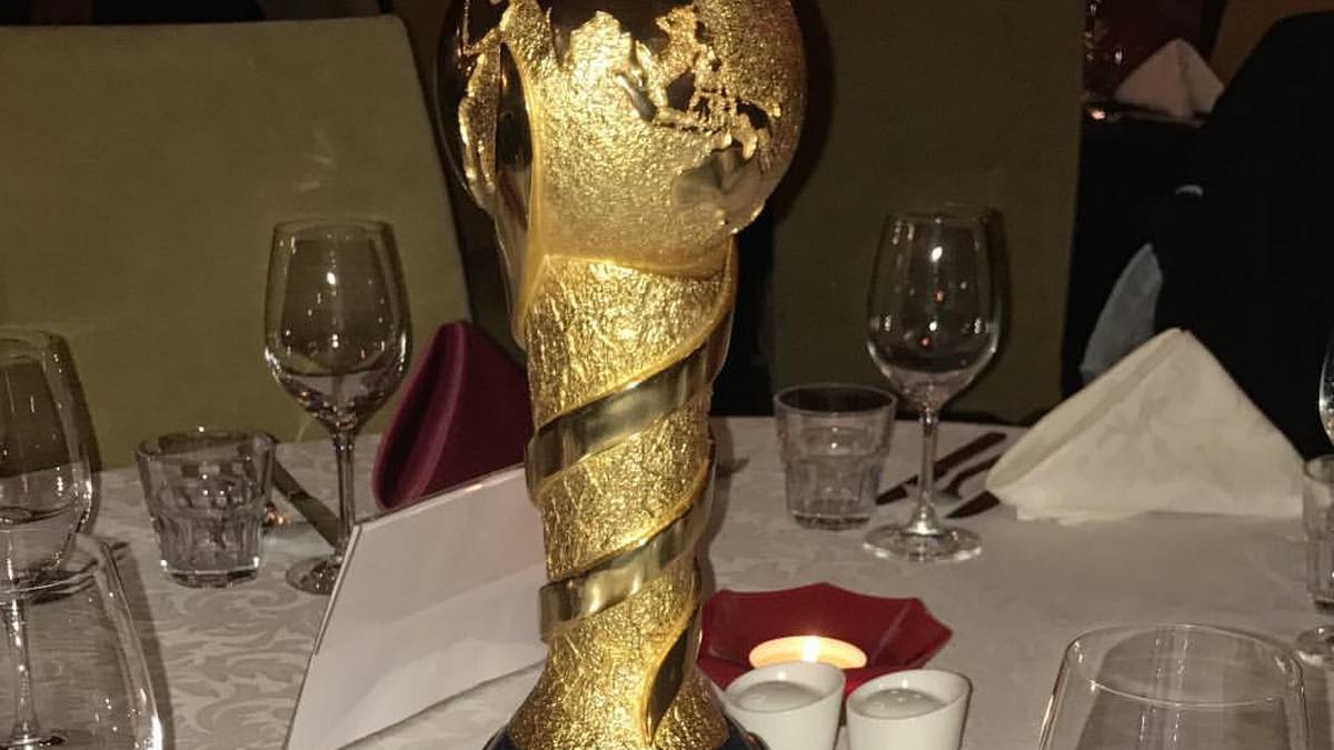 Auch Rüdiger freut sich über seinen Burger mit Pokal