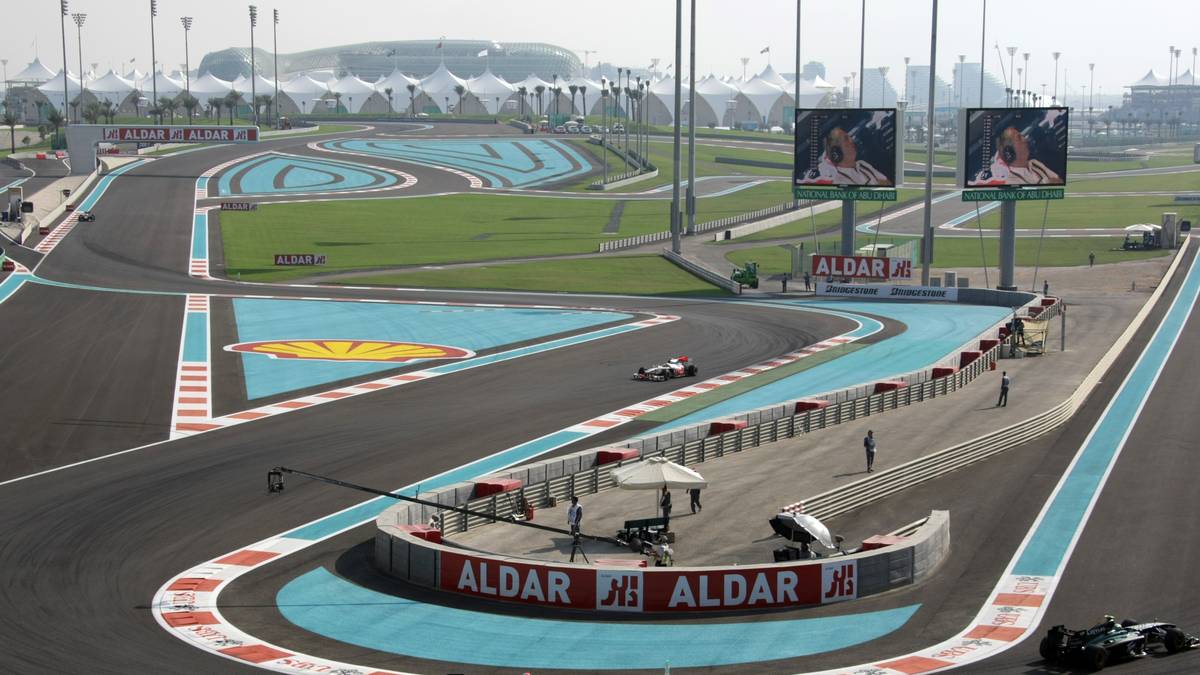 ABU DHABI/VAE, 26. November: Eine Strecke der Superlative. Seit 2009 fährt die Formel 1 in der Wüste. Wie auch in den letzten Jahren findet hier das Saison-Finale statt und womöglich fällt dann erst die Entscheidung über den WM-Titel