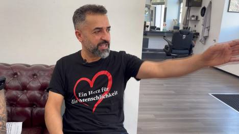 Ibo ist der "Friseur der Fußballstars" - er schnitt unter anderem Spielern wie Franck Ribéry die Haare. SPORT1 erzählt er kuriose und lustige Geschichten über seine Begegnungen mit den Fußballstars.