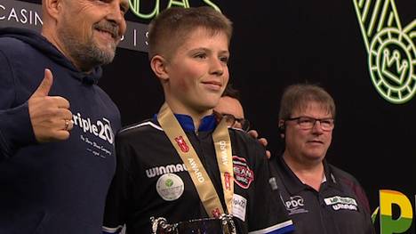 James Cook gewinnt die Junior Darts Corporation Super 16 gegen Ellis Hadfield. Ist er das nächste große Darts-Talent?