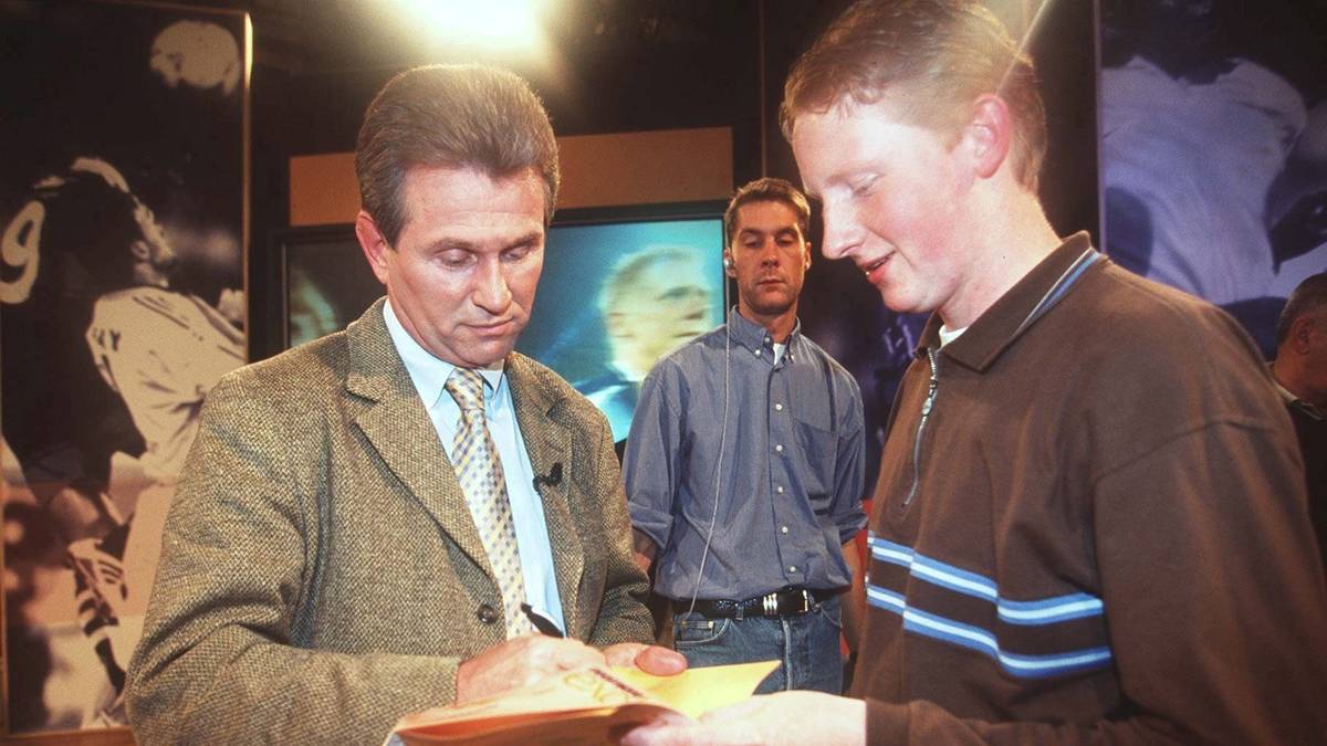 Die Nachfolger-Suche: schwierig. Die Wunschkandidaten Jupp Heynckes und Otto Rehhagel sagten ab, ebenso der Brite Roy Hodgson