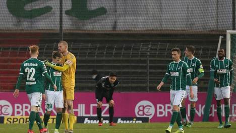 Florian Riedel (2. v. l.) vergab in der Nachspielzeit per Elfmeter den Siegtreffer für Lübeck