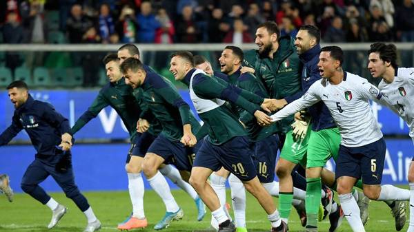 Italy's forward Federico Bernardeschi (C), Italy's defender Armando Izzo (2ndR) and teammates acknowledge the public at the end of the Euro 2020 1st round Group J qualifying football match Italy v Armenia on November 18, 2019 at the Renzo-Barbera stadium in Palermo. (Photo by Andreas SOLARO / AFP) (Photo by ANDREAS SOLARO/AFP via Getty Images)