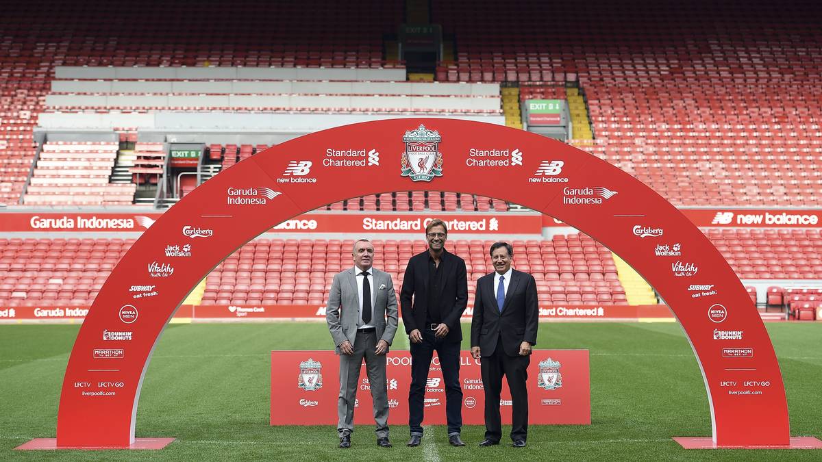 ...und stellen ihn auf der großen Bühne in Szene