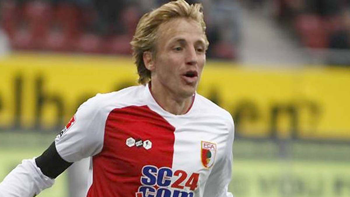 In der Saison 2009/2010 setzt sich Michael Thurk die Krone des Torschützenkönigs auf. 23 Mal trifft er für Augsburg ins Schwarze