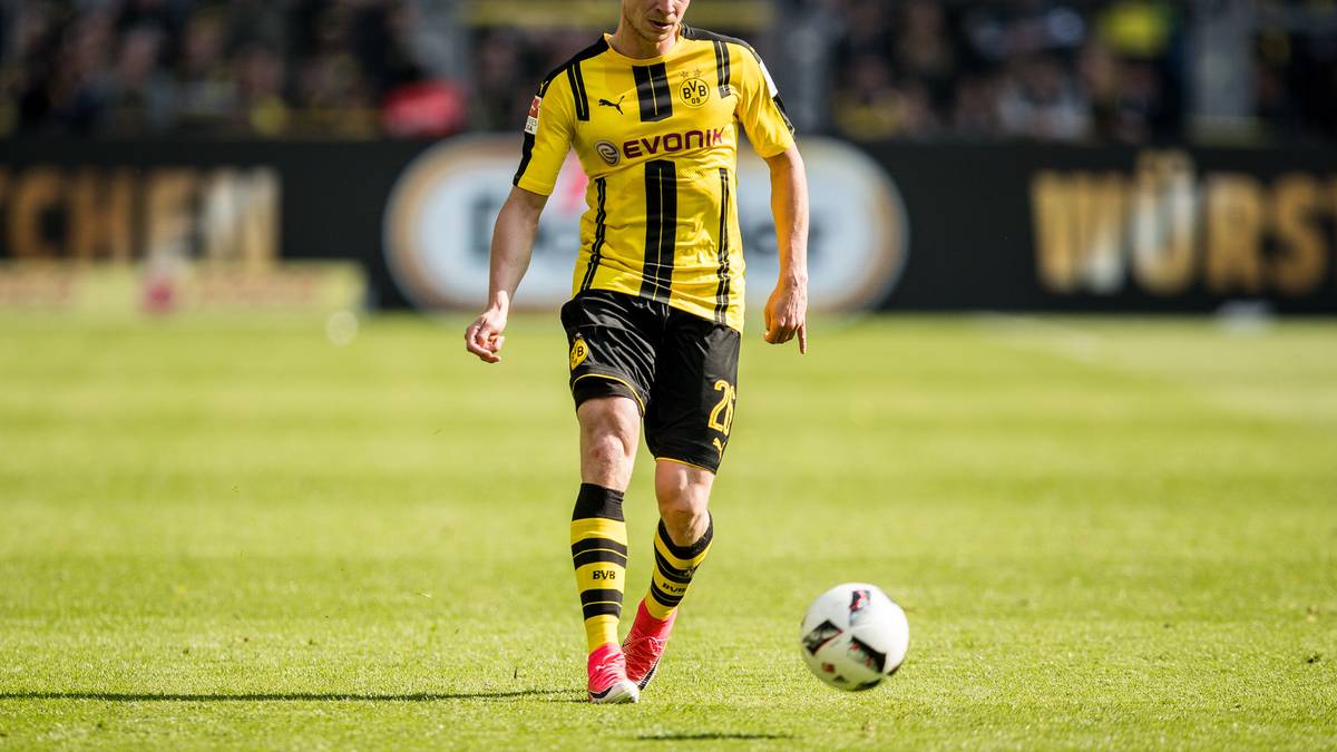 LUKASZ PISZCZEK: Zuverlässig, konstant und mit seiner Laufstärke wie geschaffen für den Fußball, den Bosz sich vorstellt. Er ist einer der wenigen Spieler im BVB-Kader, der keinen ernsthaften Konkurrenten um den Stammplatz hat. Dennoch gibt er in der Vorbereitung Gas, wirkt fit und konzentriert. SPORT1-Note 2