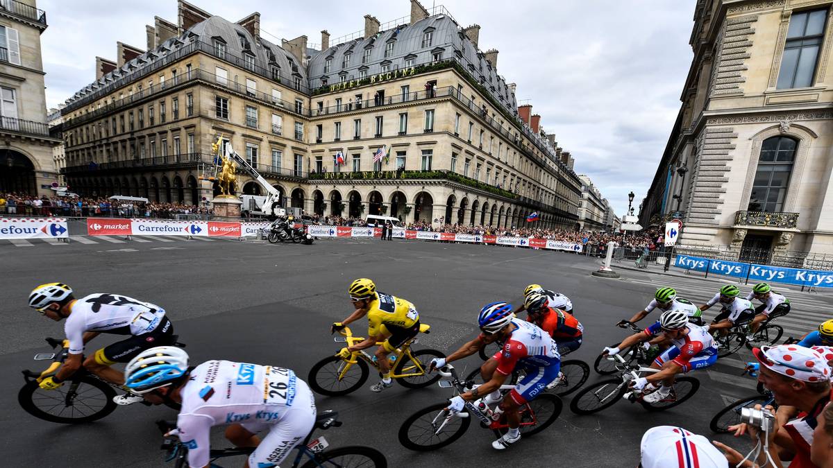 Die Fahrer drehen ihre Runden in Paris