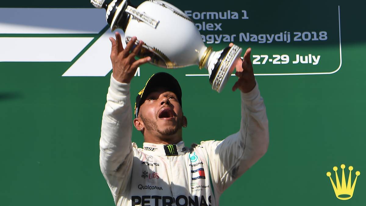 So sehen Sieger aus: Hamilton wirft vor Freude den Siegerpokal in die Höhe. Mit 24 Punkten Vorsprung auf Vettel kann der viermalige Weltmeister beruhigt in die Sommerpause starten