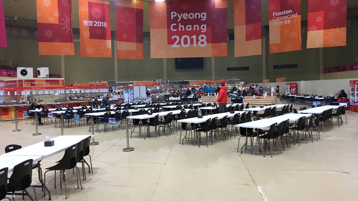 Zentraler Treffpunkt zum Essen ist die Dining Hall, eine riesige Halle im Kantinenstil